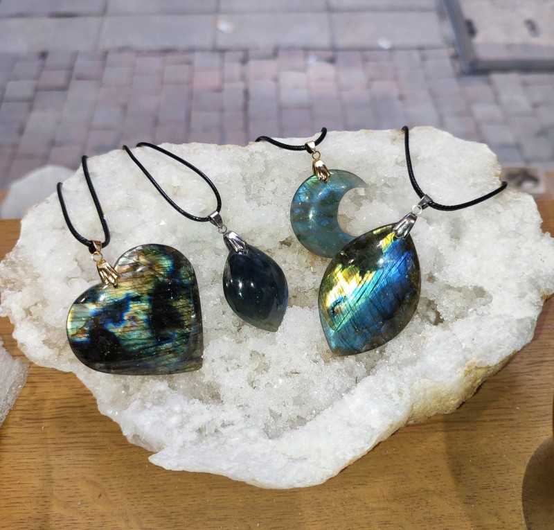 La labradorite, pierre des thérapeutes et de protection 